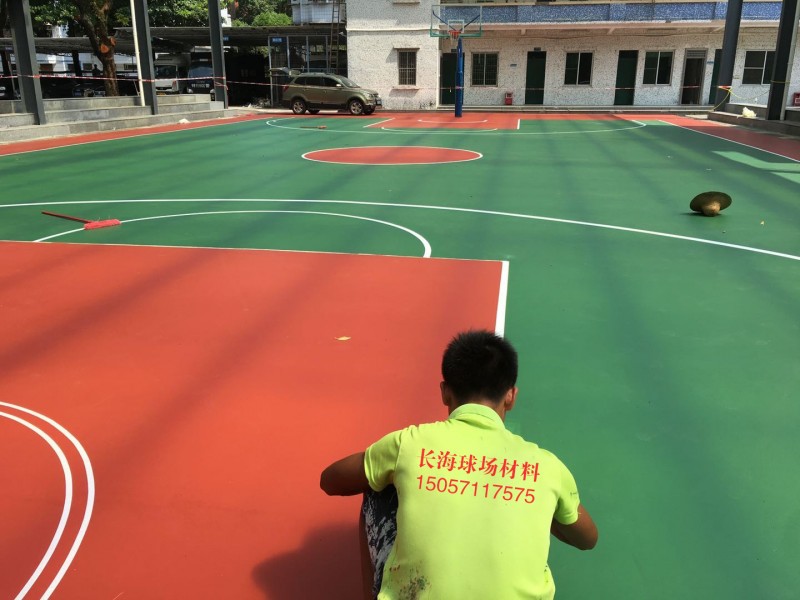 籃球場(chǎng)畫(huà)線(xiàn)中